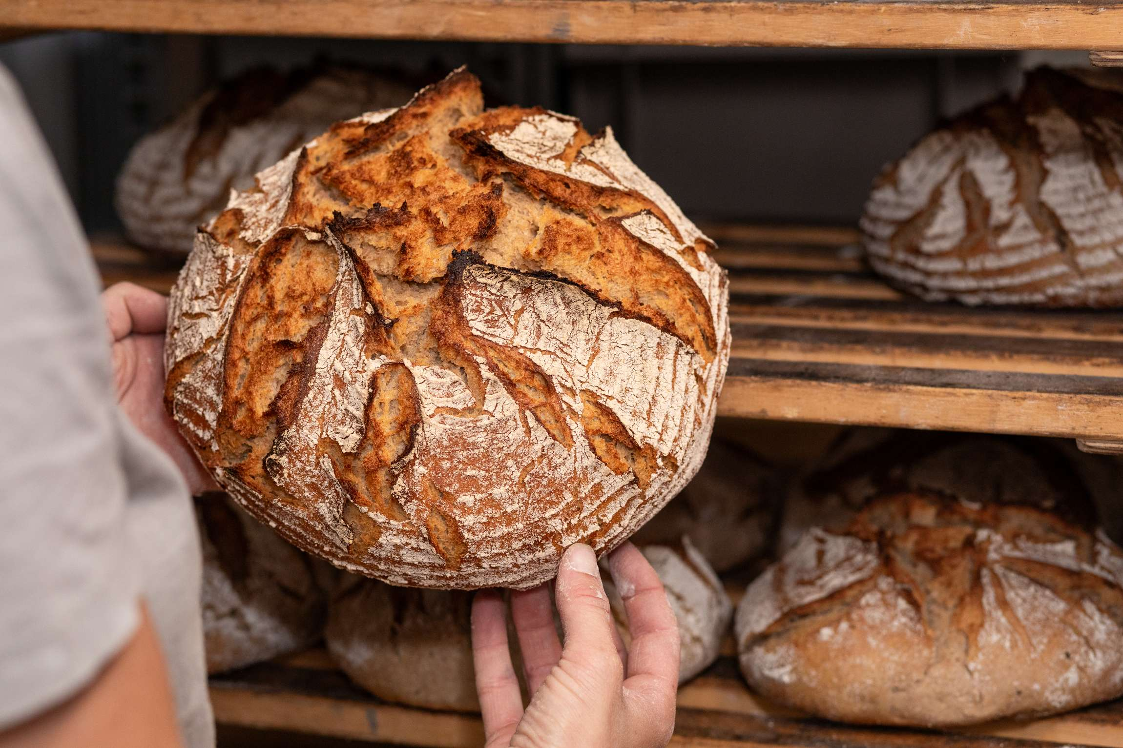 Frau hält Brot in der Hand